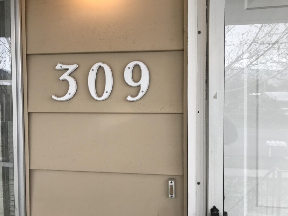 309 N 1st St in Tooele, UT - Building Photo