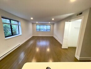 320 Hammond Pond Pkwy, Unit 103 in Chestnut Hill, MA - Building Photo - Building Photo