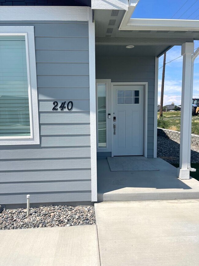 240 Claret Dr in Prosser, WA - Building Photo - Building Photo