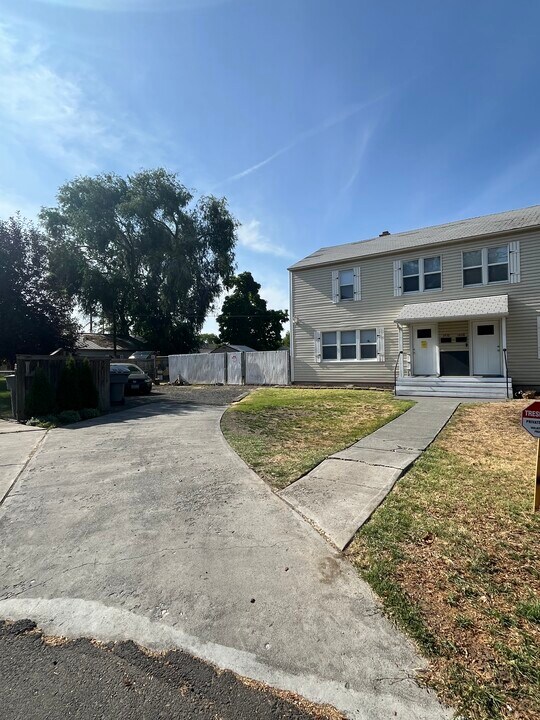 1408 Black Ct in Richland, WA - Foto de edificio