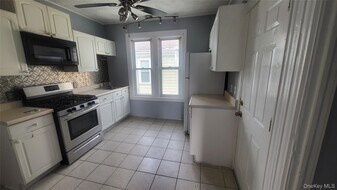 107 Smith St in Poughkeepsie, NY - Building Photo