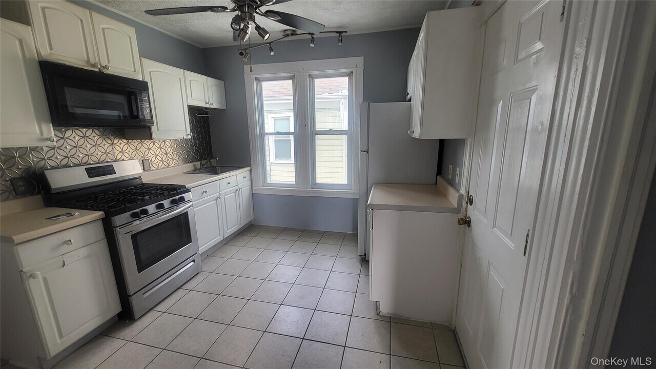 107 Smith St in Poughkeepsie, NY - Building Photo