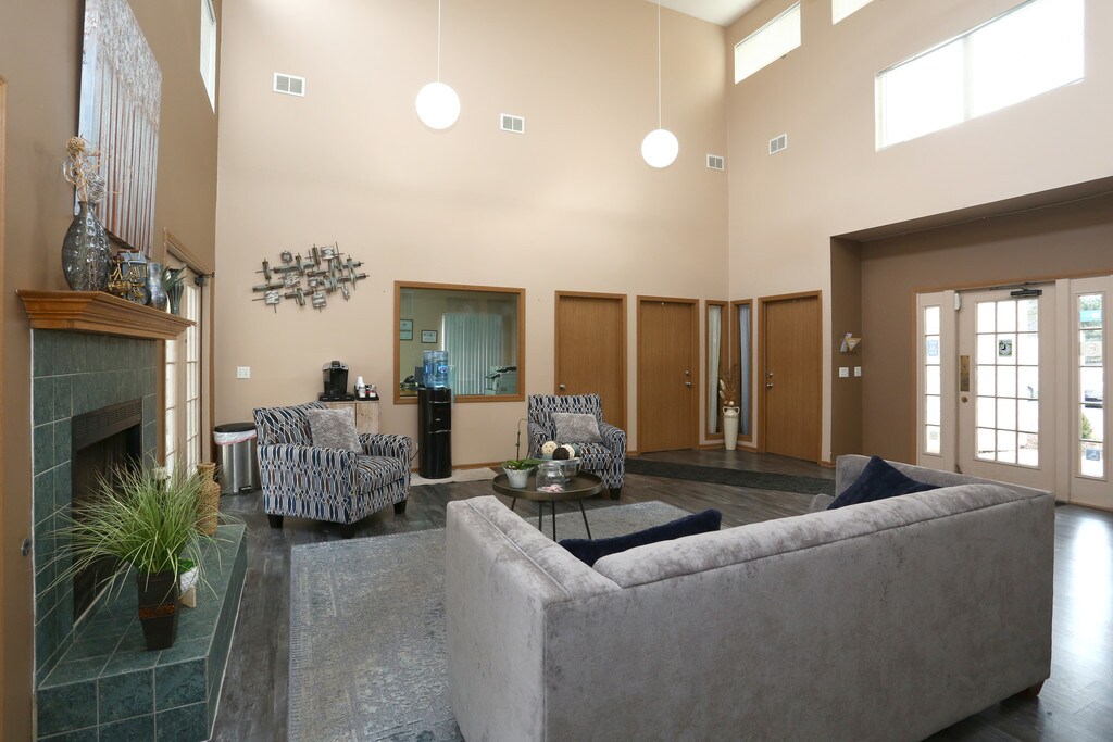 Fox Pointe Apartments in Aurora, IL