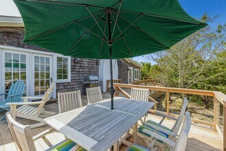 196 Dune Rd in Southampton, NY - Building Photo - Building Photo