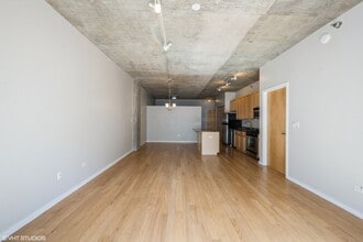 321 S Sangamon St, Unit 408 in Chicago, IL - Foto de edificio - Building Photo