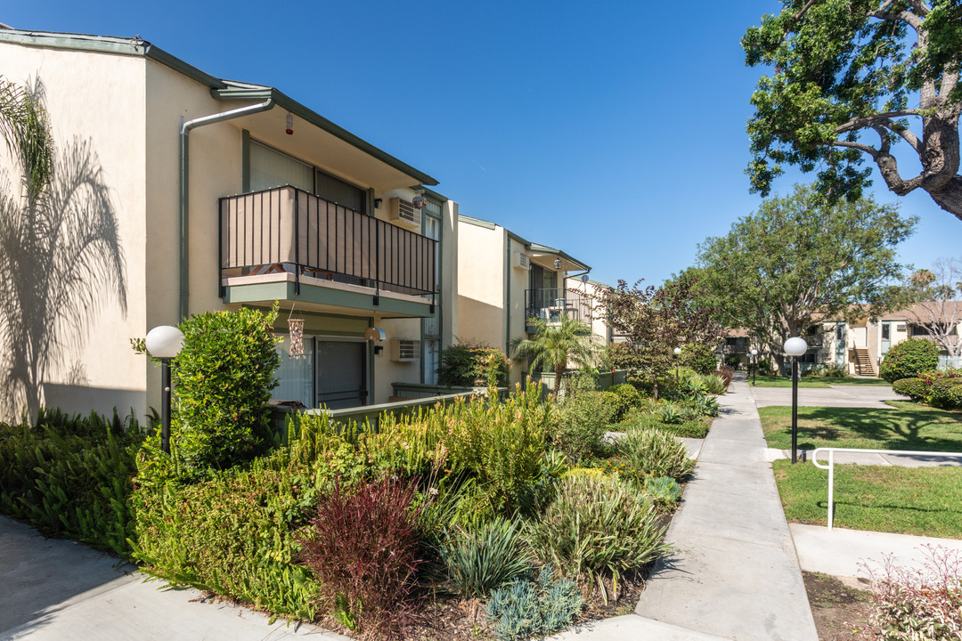 Orangewood Villa in Orange, CA - Building Photo