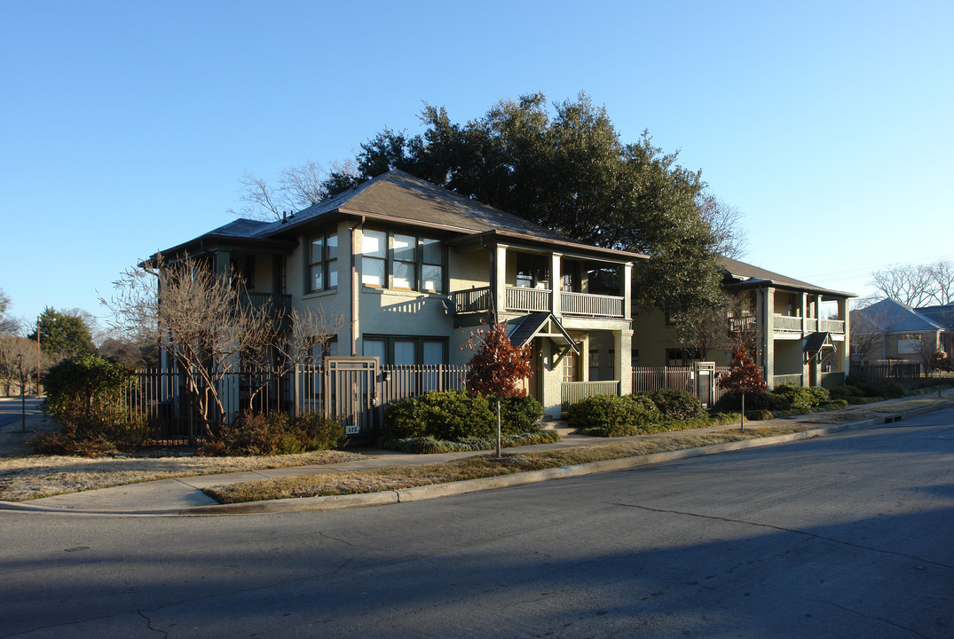 425 Neches St in Dallas, TX - Building Photo