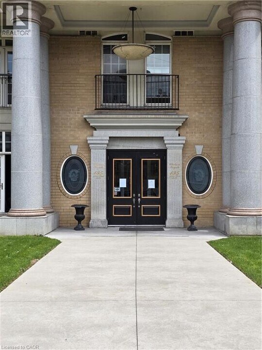 135 James St S in Hamilton, ON - Building Photo