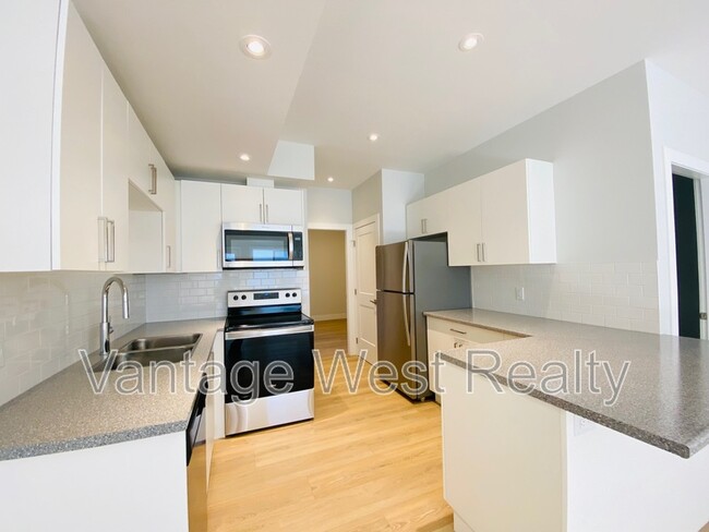 212 Skyland Dr in Kelowna, BC - Building Photo - Building Photo