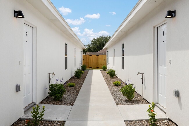 404 N Alexandrite Ave in Edinburg, TX - Building Photo - Building Photo