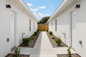 404 N Alexandrite Ave in Edinburg, TX - Building Photo - Building Photo