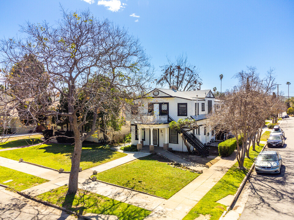 102 Parkwood Dr in Redlands, CA - Building Photo