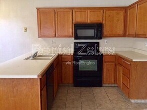 3054 W Queens Cir in Merced, CA - Building Photo - Building Photo