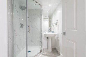 912 Beach Ave in Vancouver, BC - Building Photo - Building Photo