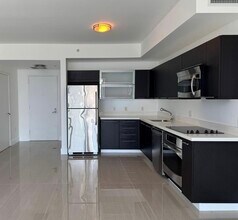 90 SW 3rd St, Unit 2403 in Miami, FL - Foto de edificio - Building Photo