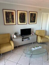 6091 W 22nd Ct in Hialeah, FL - Foto de edificio - Building Photo