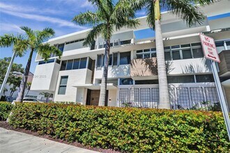 3750 Yacht Club Dr in Miami, FL - Building Photo - Building Photo
