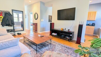 3719 W Byron St, Unit 2 in Chicago, IL - Building Photo - Building Photo