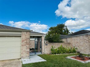 18530 Meadows Way Dr in Houston, TX - Building Photo - Building Photo