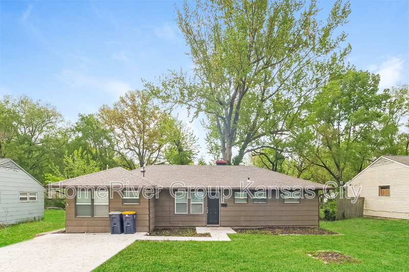 7713 E 111th Terrace in Kansas City, MO - Foto de edificio