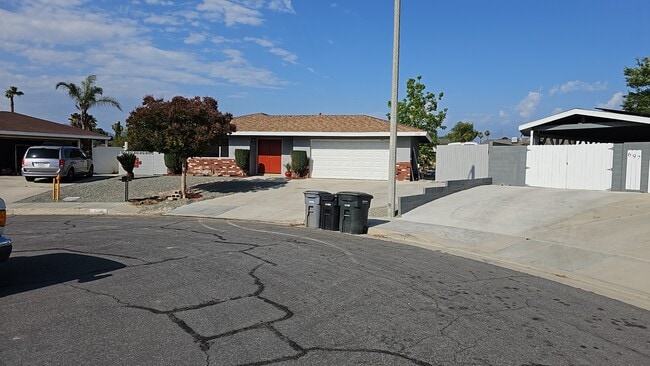 690 Montebello Pl