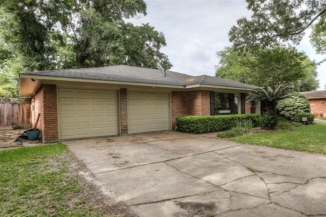 property at 6222 Lindyann Ln