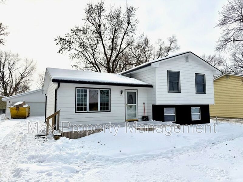 205 2nd St NW in Bondurant, IA - Building Photo
