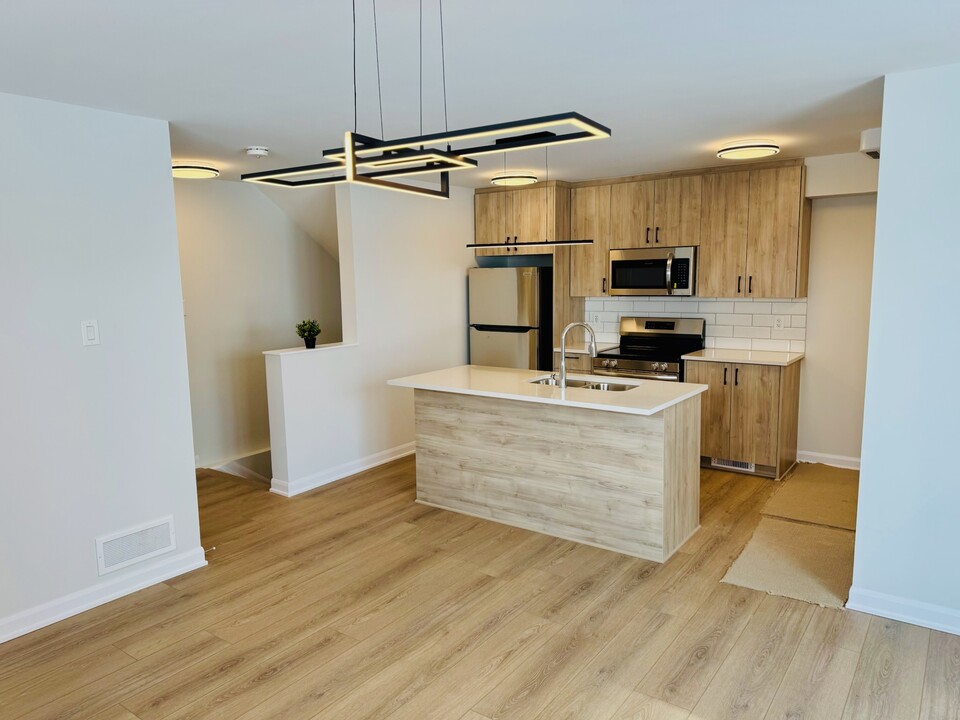 1501 Creekway Private in Ottawa, ON - Building Photo