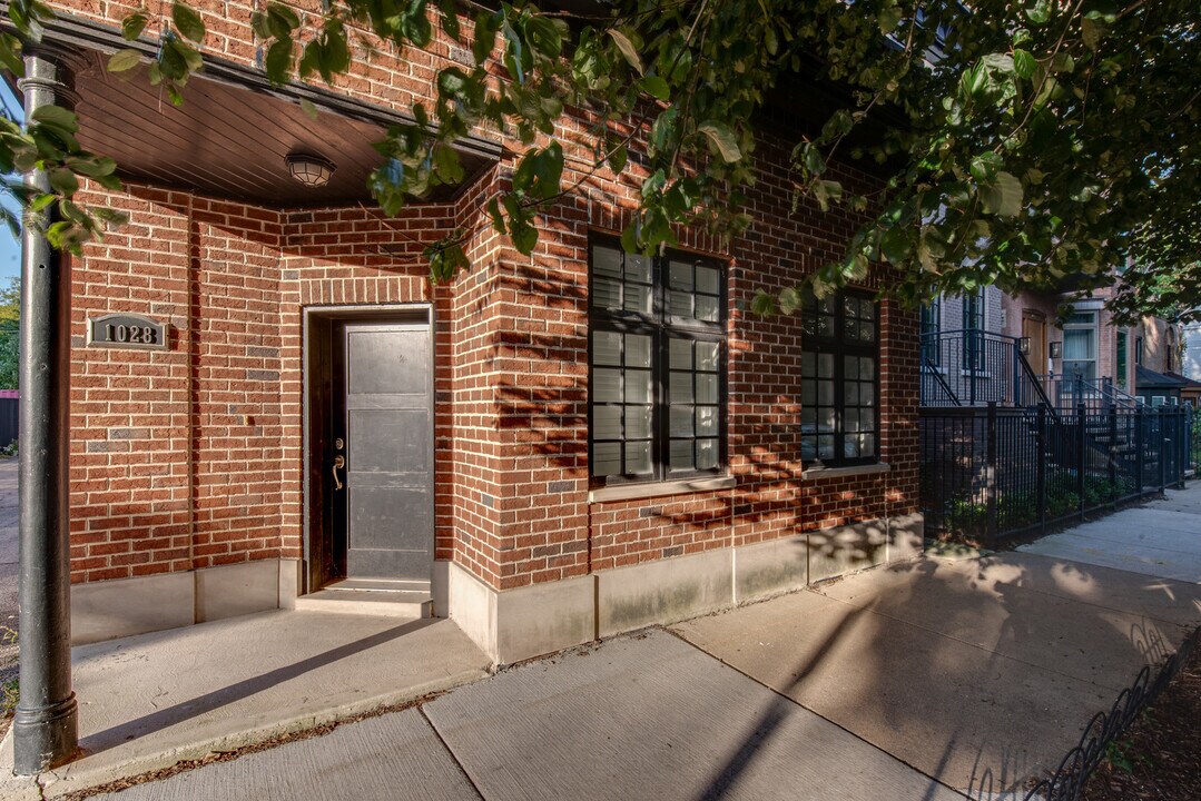 1028 W Wolfram St in Chicago, IL - Foto de edificio