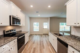 10410 Sweetwater Creek Dr in Cleveland, TX - Building Photo - Building Photo