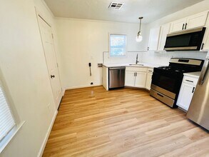 533 E Douglas Dr in Midwest City, OK - Building Photo - Building Photo