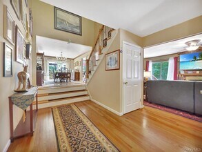 7 Medford Pl in Clarkstown, NY - Building Photo - Building Photo