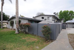 184-190 W Guinida Ln in Anaheim, CA - Building Photo