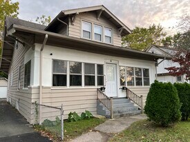15 Brewer St, Unit First Floor in East Hartford, CT - Building Photo
