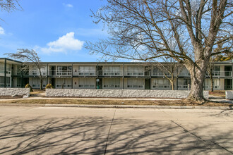 Altitude Apartments East ( Ferndale 28 LLC) in Royal Oak, MI - Foto de edificio - Building Photo