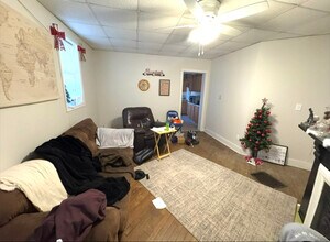 611 W 12th St, Unit B in Cedar Falls, IA - Building Photo - Building Photo