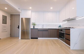 144-49 Northern Blvd in Queens, NY - Foto de edificio - Building Photo