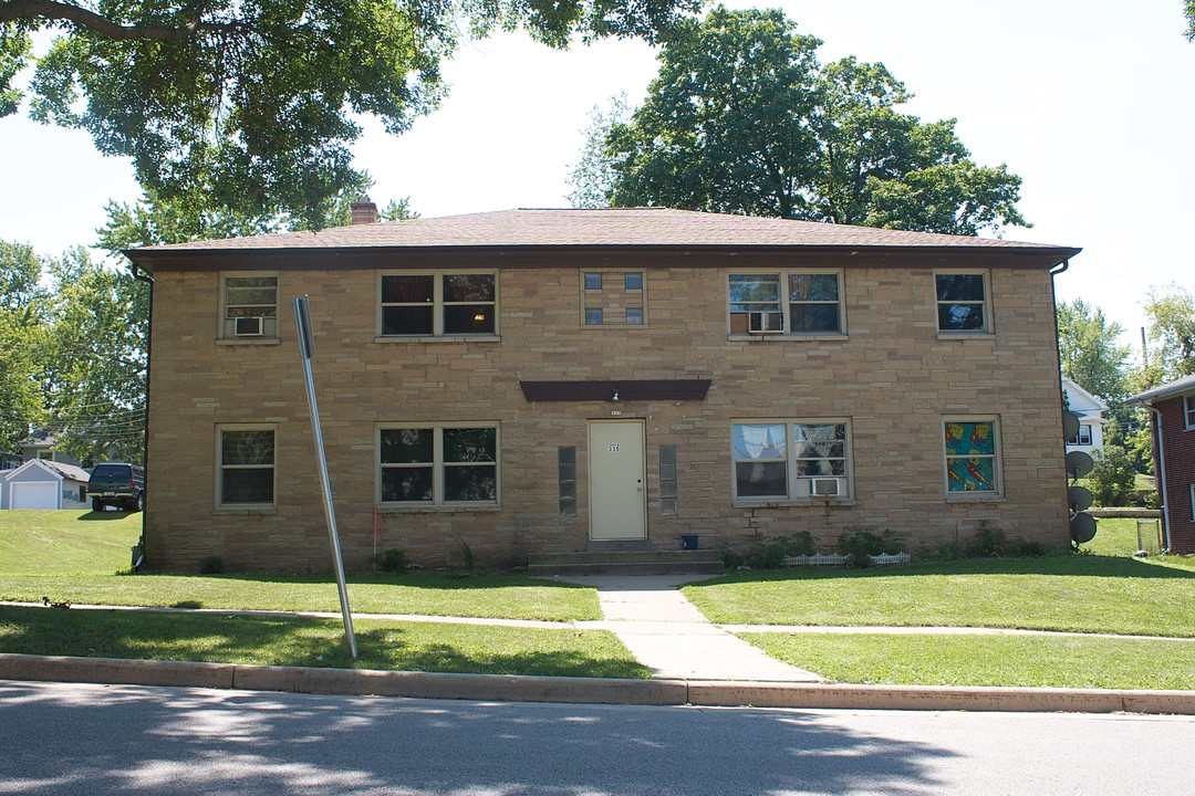 335 W Newhall Ave in Waukesha, WI - Foto de edificio