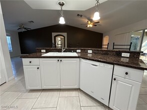 1528 NE 34th Ln in Cape Coral, FL - Foto de edificio - Building Photo