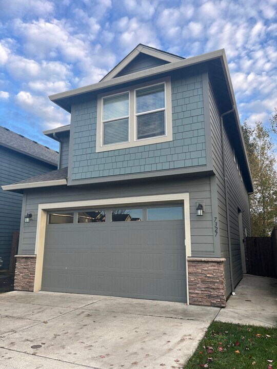 7327 S 13th St in Ridgefield, WA - Foto de edificio