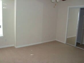 712 SW Shadow Glen Dr in Blue Springs, MO - Building Photo - Building Photo