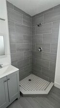 1749 NW 64th St-Unit -B in Miami, FL - Foto de edificio - Building Photo
