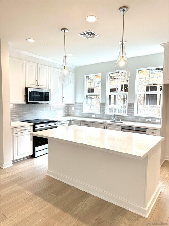 2511 Chamomile Ln in Carlsbad, CA - Building Photo