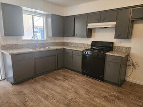 107-109 Woodrow Ave in Bakersfield, CA - Building Photo - Building Photo