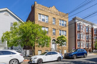 70 Pine St in Montclair, NJ - Building Photo - Building Photo