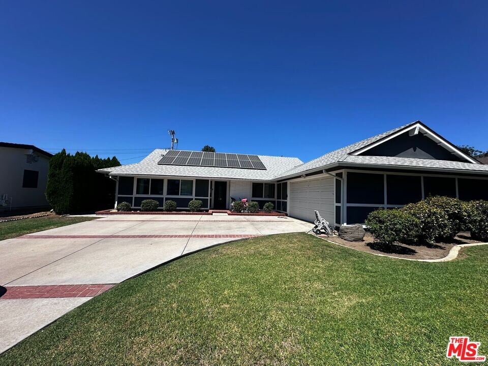 22213 Bassett St in Los Angeles, CA - Building Photo