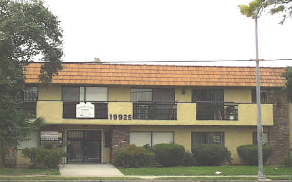 19925 Roscoe Ave. in Winnetka, CA - Building Photo - Building Photo