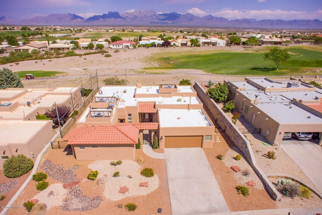 1932 Lone Tree Ln in Las Cruces, NM - Building Photo