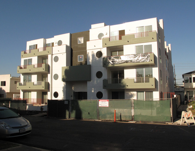 817 N Alfred St in Los Angeles, CA - Building Photo - Building Photo