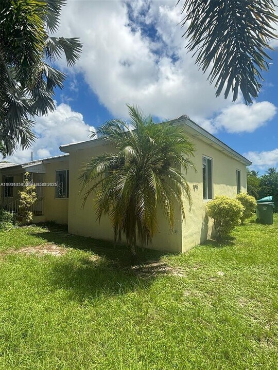 1015 NE 112th St in Biscayne Park, FL - Building Photo